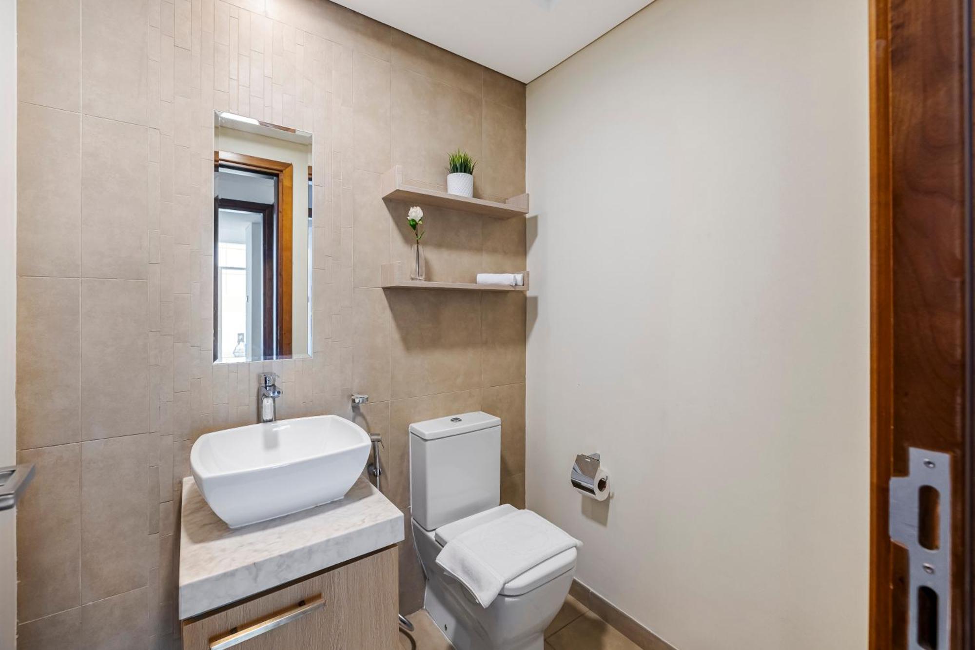 1br Extra Bedroom Bay Square B7, View Apartment *